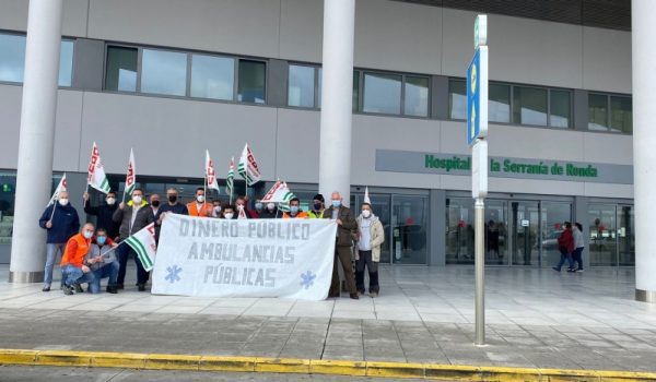 Los trabajadores realizaron varias concentraciones frente al Hospital Comarcal antes de iniciar una huelga indefinida a finales de enero