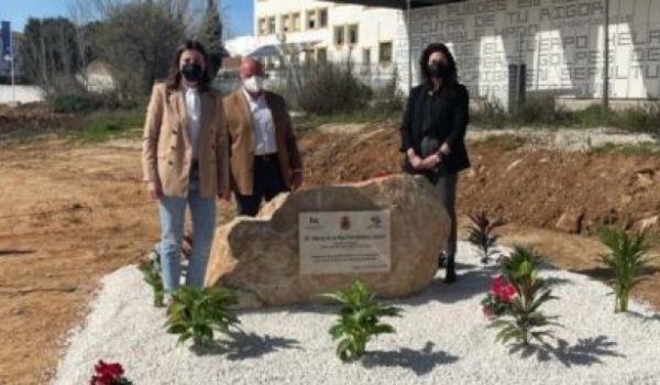La alcaldesa y los responsables de las empresas constructoras hace justo un año, cuando se colocó la primera piedra de la estación de autobuses