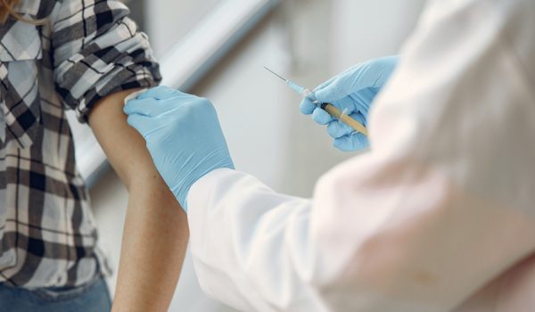 Algunos de los ingresos por COVID en el Hospital Comarcal corresponden a jóvenes que han optado por no vacunarse contra el virus.