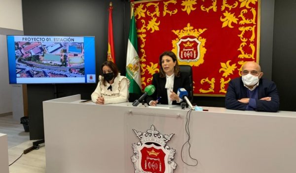 Fernández ha llegado a acusar a personas afines al PSOE de seguimiento y espionaje a su entorno más cercano.