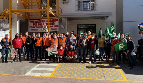 Más de una treintena de trabajadores se concentraron este martes frente al centro de salud Ronda Norte