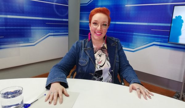 Marta Pérez en el plató de Charry TV