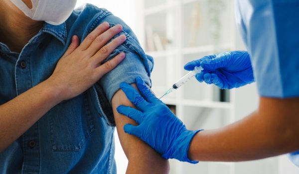 La cuarta dosis de la vacuna ya se administra a pacientes con inmunosupresión, como ha dado a conocer el portavoz del gobierno andaluz, Elías Bendodo.