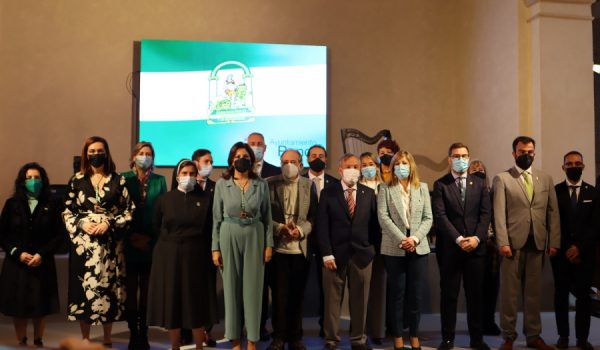 Algunos miembros de la corporación municipal posaron junto a los homenajeados al finalizar el acto