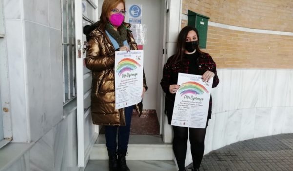 Archivo. La presidenta de la asociación, Carmen Torres, junto a la psicóloga Laura Palmero, frente a las escaleras que conducen a la actual sede del colectivo, ubicada junto a la estación de autobuses.