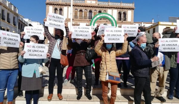 La pasada semana una veintena de vecinos de Igualeja se desplazaron a Ronda para protestar contra el cierre de oficinas.