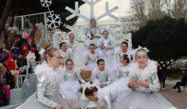 La Reina Infantil, Daniela Orozco, y sus acompañantes minutos antes del comienzo el desfile de la Fantasía en la tarde del sábado