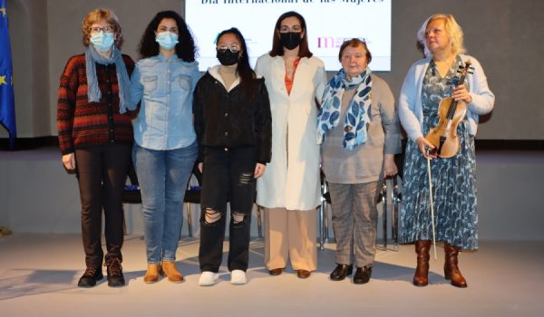 Portavoces de las distintas formaciones de la Corporación Municipal ha estado presentes en un acto emotivo contra la desigualdad y la guerra.