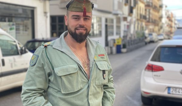 El legionario de la X Bandera Millán-Astray, en el lugar donde acontecieron los hechos
