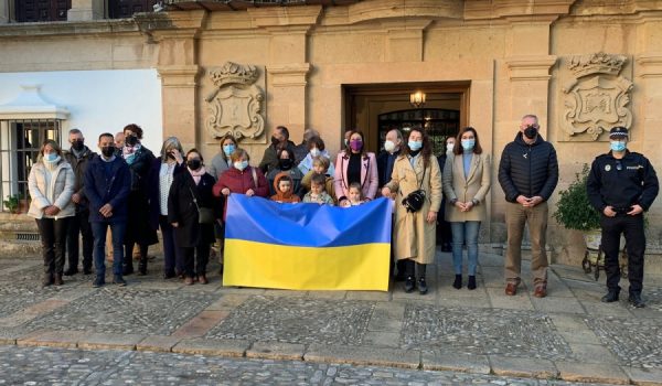 Representantes de la Corporación Municipal se han unido en un minuto de silencio por las víctimas que deja la guerra en Ucrania.