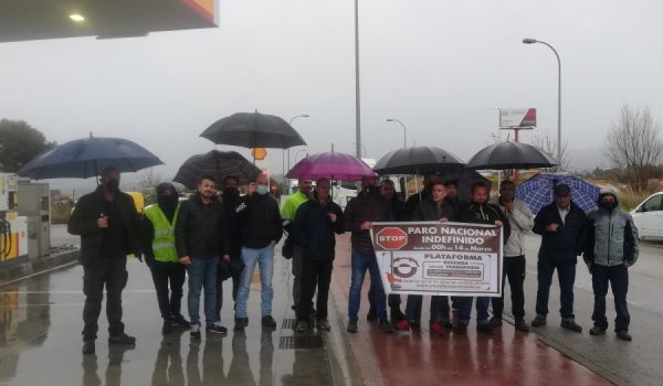 Una veintena de transportistas se han concentrado este lunes en el polígono industrial de Ronda