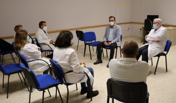 El delegado provincial de Salud y el gerente del Área Sanitaria de la Serranía durante un encuentro con los profesionales de Atención Primaria.