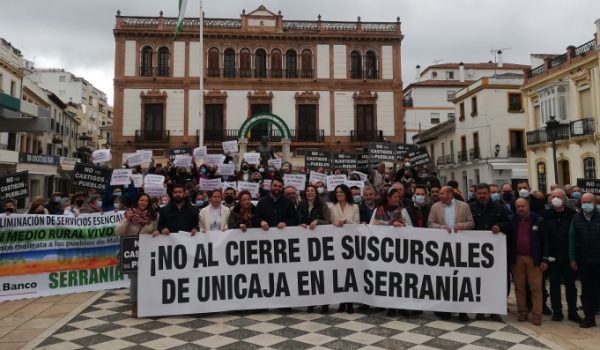 Alcaldes y vecinos de la comarca se concentraron a las 11.00 horas en este emblemático espacio rondeño.