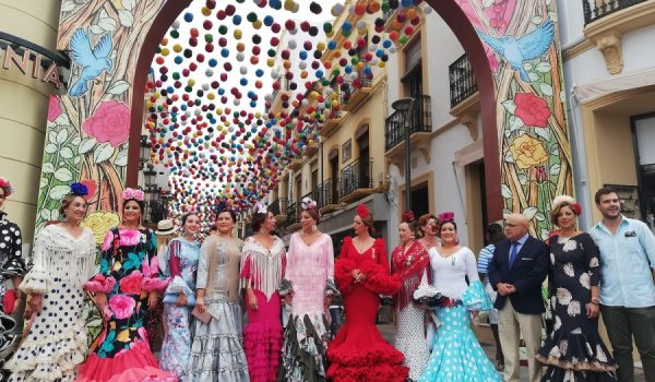 Miembros del equipo de Gobierno, junto a las Damas Goyescas, en la portada de la feria en el centro de la ciudad durante la feria de 2019