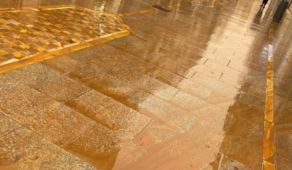 El barro ha inundado algunos tramos de Carrera Espinel