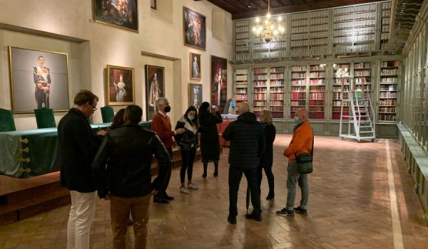 Estos profesionales han visitado la biblioteca de la Real Maestranza, entre otros espacios de la ciudad.