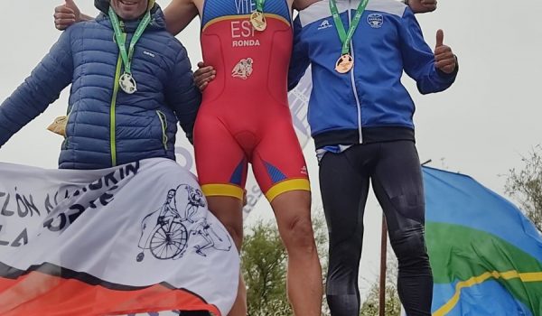 Vicente Camuel, con la medalla de oro junto a sus compañeros de podio
