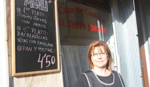 El menú incluye dos platos, bebida (agua) y postre.