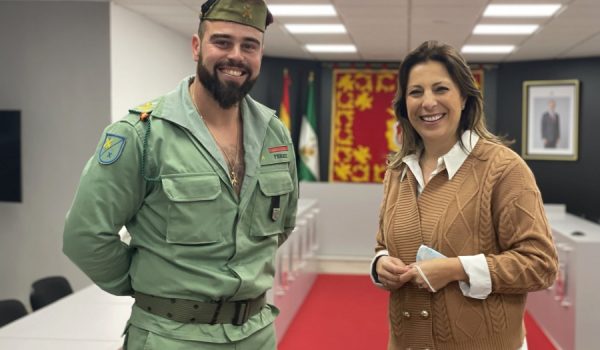 El Caballero Legionario Francisco Pérez ha sido recibido hoy en el Consistorio por la alcaldesa, María de la Paz Fernández