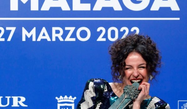 Hernández posando ante los medios gráficos con el galardón tras la ceremonia de entrega