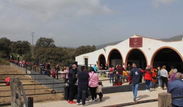 Un centenar de personas acudieron este domingo a la inauguración del centro