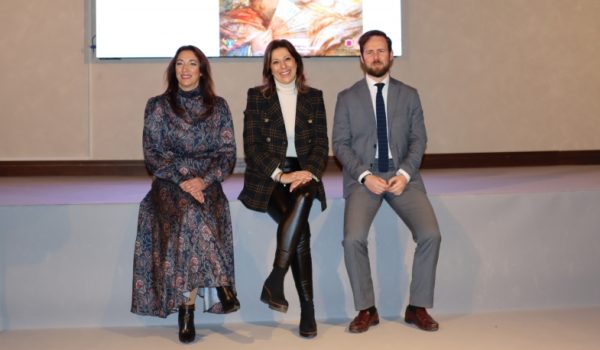 María Ductor junto a la alcaldesa y el delegado de Participación ciudadana durante el acto de presentación en la capilla del Convento de Santo Domingo
