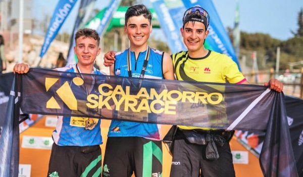 Raúl Porras, en el centro de la imagen, posa junto a su compañero del C.D. Grupo Alpino Benalmádena, Francisco García (segundo puesto en la carrera) y Carlos González (tercero).