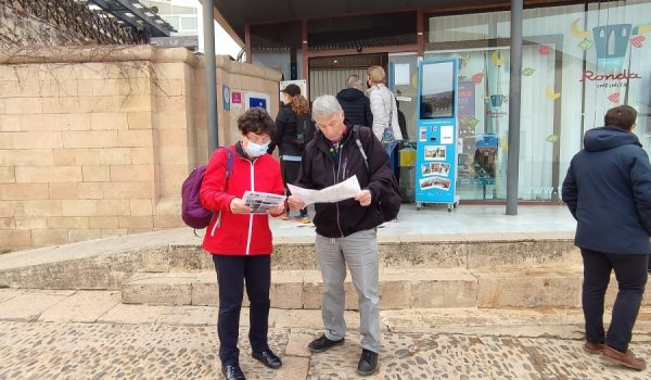 El sector servicios, vinculado al turismo, continúa siendo el principal motor económico de la ciudad. En la imagen, una pareja de visitantes consulta un mapa junto a la Oficina Municipal de Turismo.