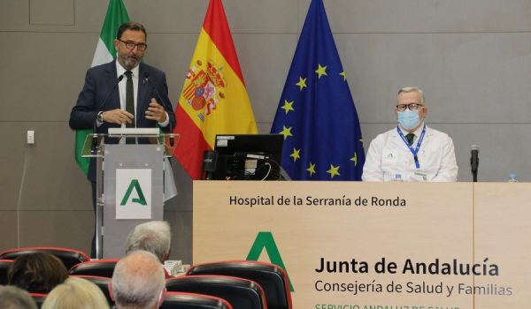 El delegado provincial de Salud, Carlos Bautista, estuve presente en el ato de homenaje a sanitarios jubilados.