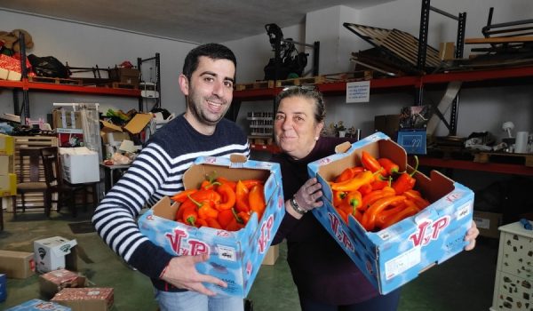 Manuel Castaño, trabajador social y Pepi Guerrero, presidenta de la asociación rondeña en el almacén del colectivo