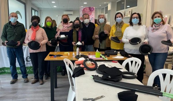 Unas 15 personas participan en el taller que imparte Rafael Ayala.