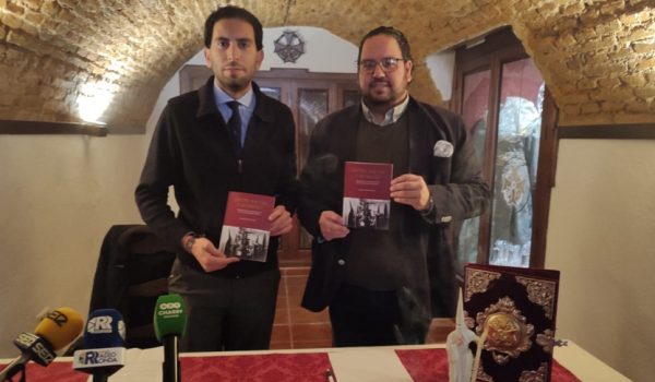 Muñoz presentó la obra en la Casa Hermandad de Los Gitanos junto al Hermano Mayor Juan Vega.