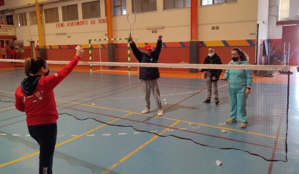 Daniel, Carlos y Laura, usuarios de Fundación Asprodisis, practican los golpes con su monitora en una de las pistas de El Fuerte