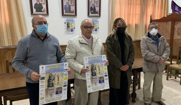 Miembros de la Peña Flemenca de Ronda, organizadores del evento, muestran el cartel junto a la delegada de Cultura