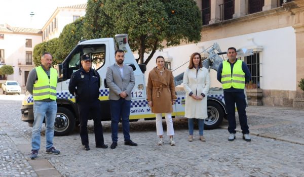 La nueva grúa adquirida por el Ayuntamiento de Ronda es menos contaminante y más eficiente.