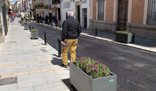 Un vecino camina por las nuevas aceras de la céntrica vía