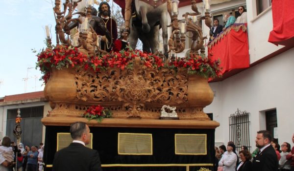 El Barrio de San Cristóbal se llenó de fieles para presenciar la salida de los titulares del Prendimiento.