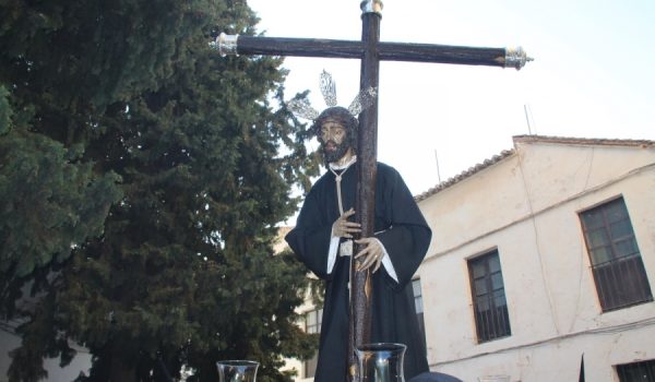 Nuestro Señor del Perdón fue portado por unos 12 horquilleros en unas pequeñas andas.