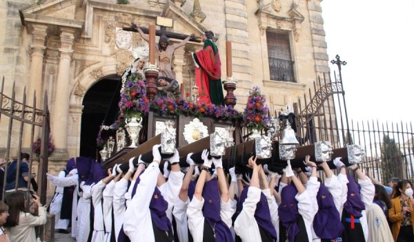 El Cristo de los Remedios fue portado por más de 60 horquilleros, al igual que en años anteriores.