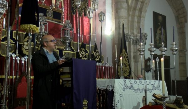 El Arcipreste, José Luis Pastor, abrió el acto religioso con unos cánticos.