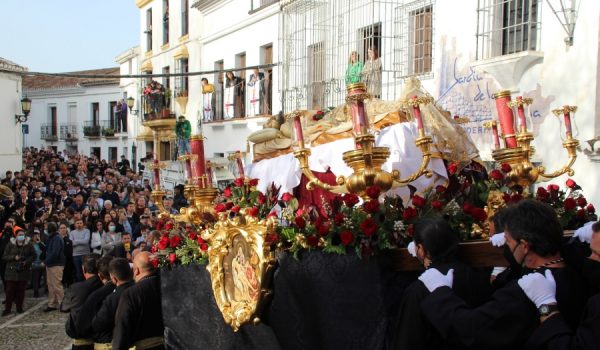 En torno a una treintena de horquilleros portaron a Cristo Yacente sin su tradicional urna.