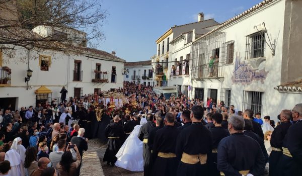 Salida procesional de la Real Hermandad del Santo Entierro de Cristo desde la Iglesia de El Espíritu Santo el Viernes Santo