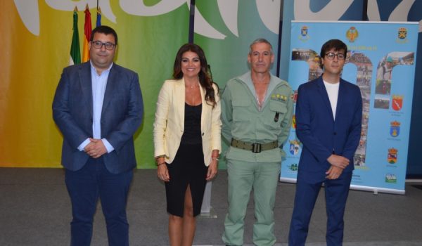 De izquierda a derecha: Manolo Guerrero (CharryTV); Nuria Rodríguez (delegada territorial de Turismo); José De Meer (coronel jefe del 4º Tercio) y Rafa López (Zima Visuales)