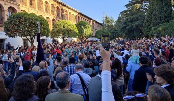 La Legión y el Cristo de la Buena Muerte atrajeron a una gran cantidad de personas en la tarde del Jueves Santo, llenado la plaza Duquesa Parcent a su salida