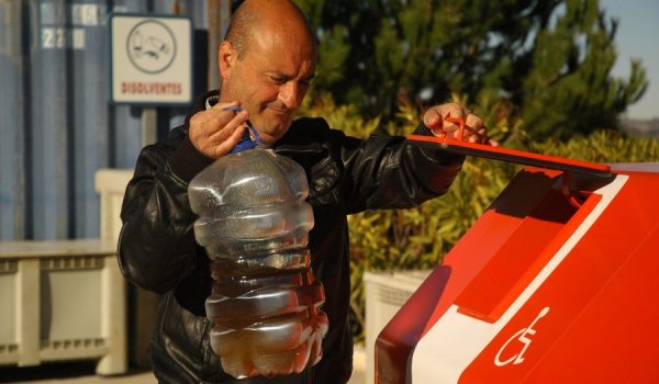 Rafael Flores ha realizado esta mañana una demostración práctica de cómo se tienen que depositar los envases de aceite usado.