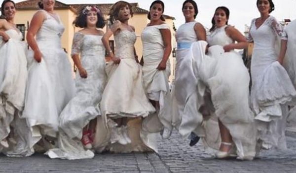 Imagen del cartel del evento, con mujeres vestidas de novia en el Puente Nuevo