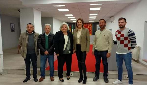 José Rosado, Rafael Peña, Francisca Cortés, Joaquín Becerra y Francisco Almario posan junto a la alcaldesa