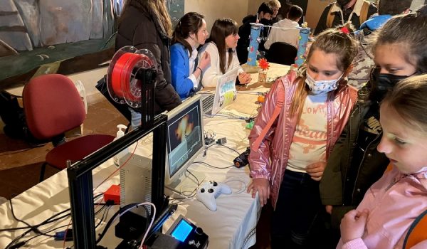 Alumnos de distintos niveles educativos accedieron a varios proyectos sobre robótica y nuevas tecnologías entre otros.