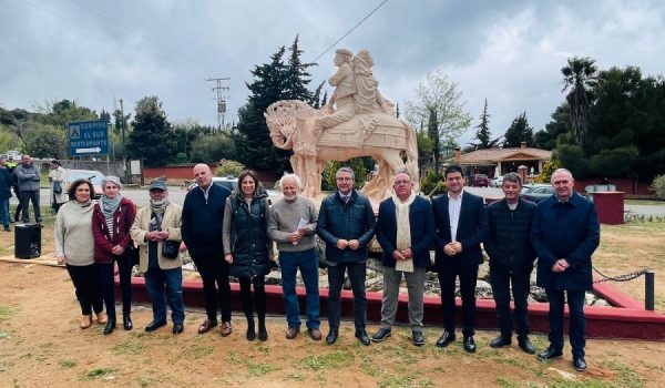 La escultura de Ricardo Dávila marca el inicio del nuevo sendero.