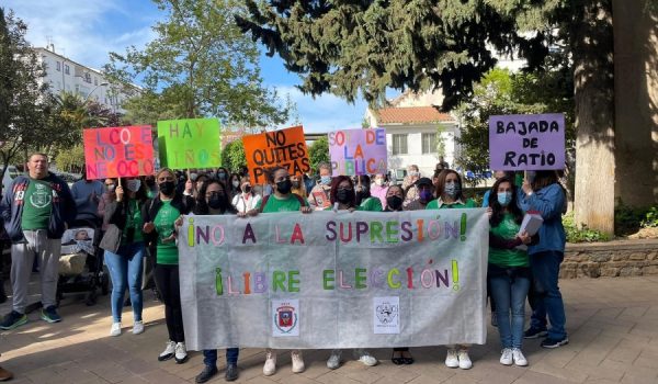 Más de 50 padres han respaldado la convocatoria del AMPA para mantener 50 plazas para el primer curso de Educación Infantil.